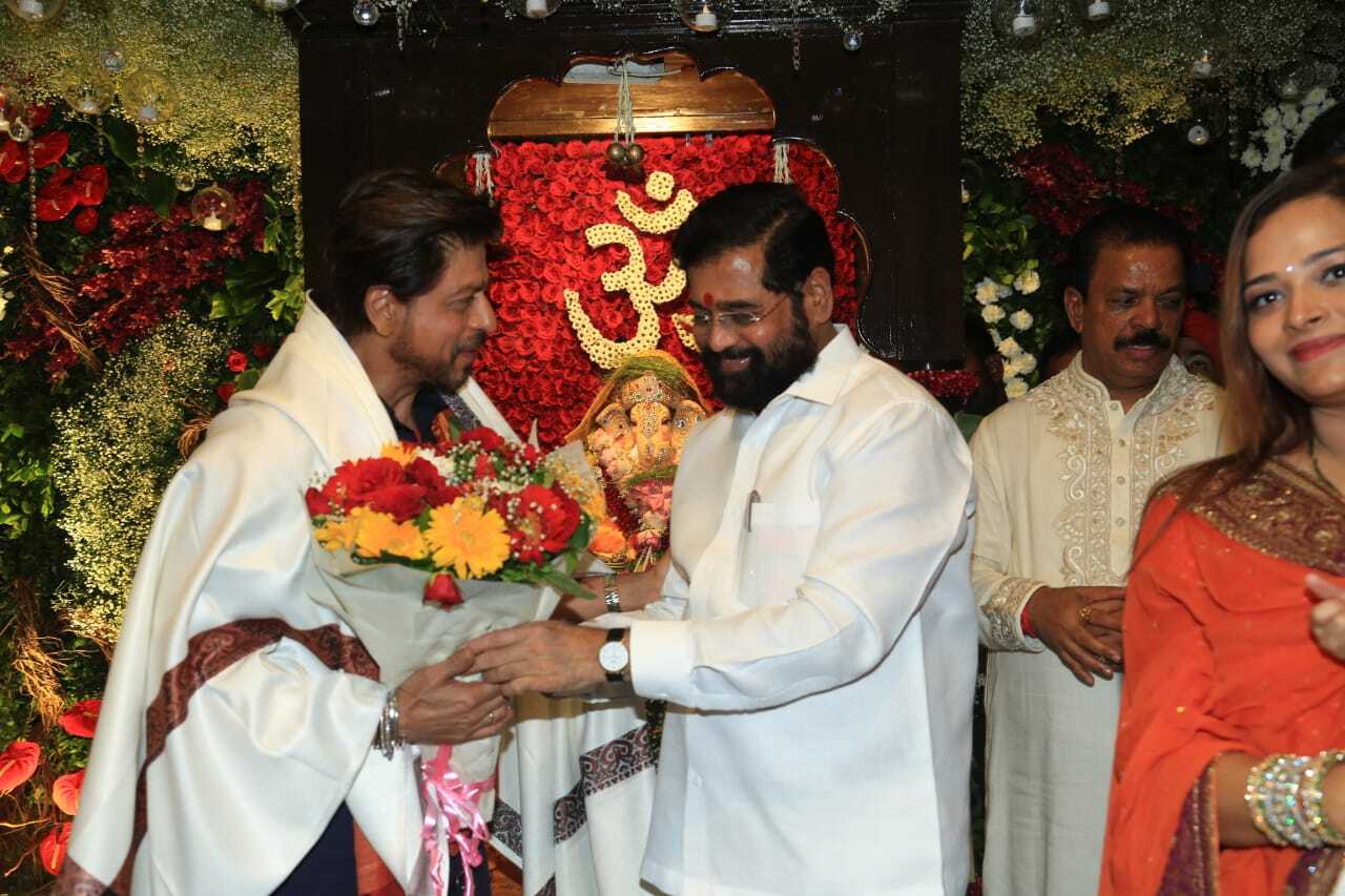 The Maharashtra CM felicitated Shah Rukh with a bouquet of flowers and a shawl
